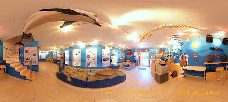 Panorama der impossanten Barockkirche des heiligen Anton im Hafen von Veli Losinj