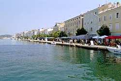 pr�chtige H�user im Hafen von Mali Losinj