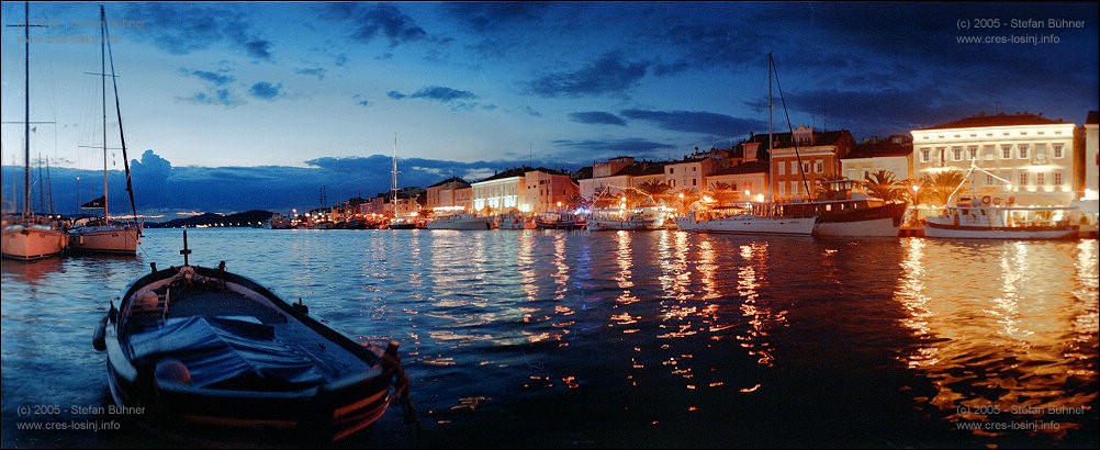 der Hafen von Mali Losinj bei Nacht - das Bild zeigt die Kaimauer an der abends die Ausflugsboote festmachen, fotographiert von den gegen�berliegenden Bootstegen