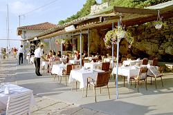 frisch gedeckte Tische der Restaurants erwarten die G�ste im Hafen von Veli Losinj
